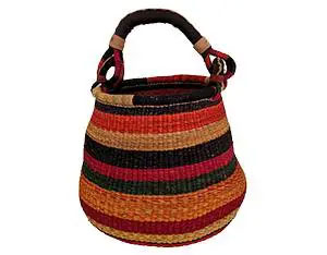 Mayorista de artesanías de Ghana: cestas Bolga y Paga en pastos de sabana, colores surtidos, diferentes formas y tamaños.